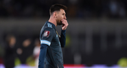 Messi com a mão no rosto na partida entre Argentina e Peru pelas Eliminatórias - GettyImages