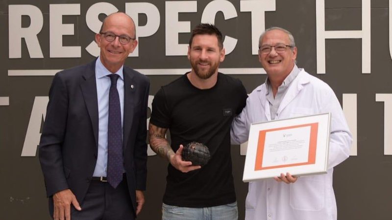 Lionel Messi recebe premiação educativa - Reprodução Instagram