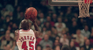 Michael Jordan tem coleção de tênis em leilão e peças incluem o par usado pelo astro com o "Dream Team" - GettyImages