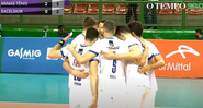 Jogadores do Minas comemorando o ponto no Sul-Americano de vôlei masculino - Transmissão/Youtube/O Tempo