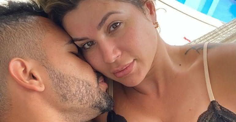 Dentinho posa agarradinho com a esposa Dani Souza - Instagram