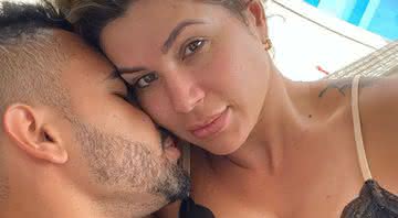 Dentinho posa agarradinho com a esposa Dani Souza - Instagram