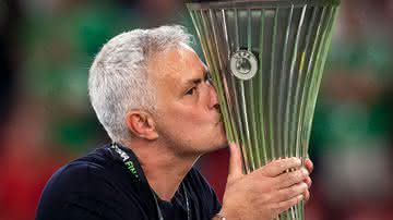 Mourinho, treinador da Roma beijando o troféu - GettyImages