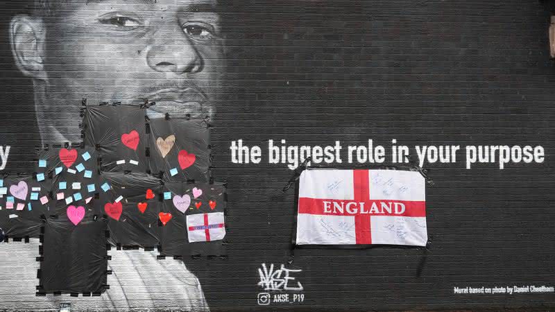 Mural de Marcus Rashford, em Manchester, coberto por mensagens de carinho - Getty Images