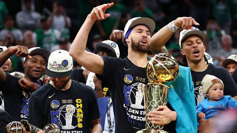 Campeão da NBA derruba torcedora durante comemoração do Golden State - Getty Images