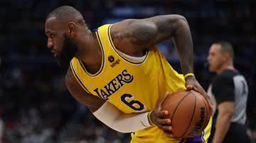 LeBron James atuando pelo Los Angeles Lakers na NBA - Getty Images