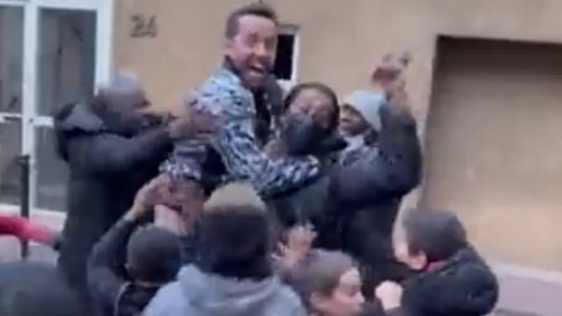 Nenê leva torcedores à loucura com ‘golaço’ em rua da França; vídeo - Reprodução/ Twitter