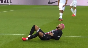 Neymar caído no gramado após sofrer lesão - Transmissão DAZN