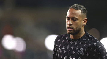 Neymar com a camisa do PSG em campo - GettyImages