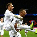 Neymar e Mbappé comemorando o gol pelo PSG - GettyImages