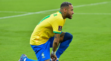 Neymar ajoelhado com a camisa da Seleção Brasileira - GettyImages
