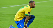 Neymar ajoelhado com a camisa da Seleção Brasileira - GettyImages