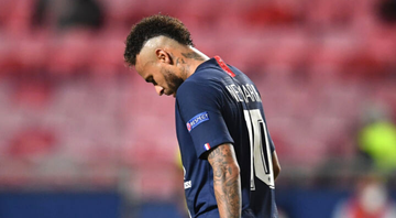 Neymar de cabeça baixa depois da derrota do PSG - GettyImages