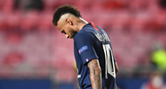 Neymar de cabeça baixa depois da derrota do PSG - GettyImages