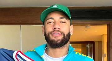 Neymar posa com a camisa do Fortaleza dada por Lucas Crispim - Reprodução/Instagram