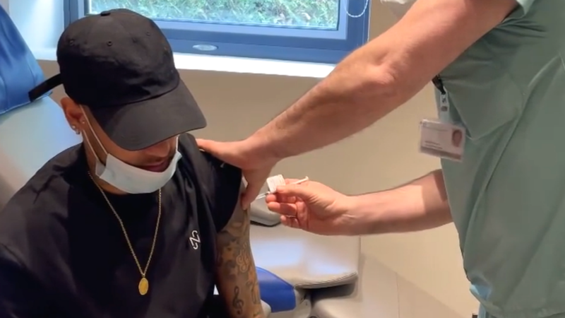 Neymar recebe dose de vacina contra o coronavírus - Reprodução/Instagram