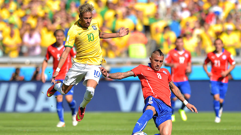 Neymar e Vidal disputando a bola durante a Copa do Mundo - GettyImages