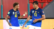 Neymar e Paquetá se divertindo em campo - GettyImages