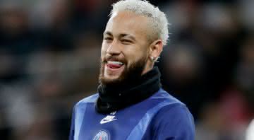 Neymar, jogador do PSG sorrindo em campo - GettyImages