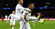 Neymar e Mbappé comemorando o gol pelo PSG - GettyImages