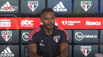 Nikão durante entrevista coletiva no São Paulo - Transmissão Youtube/São Paulo FC