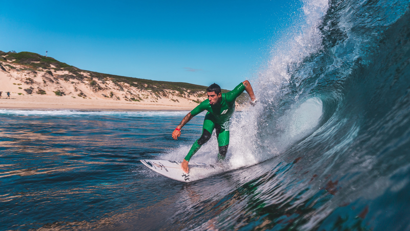 Alex Ribeiro, em torneio de surfe - TheOne/Divulgação
