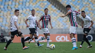 Ganso entre jogadores do Corinthians no último duelo entre as equipes - Lucas Merçon/ Fluminense FC/ Flickr