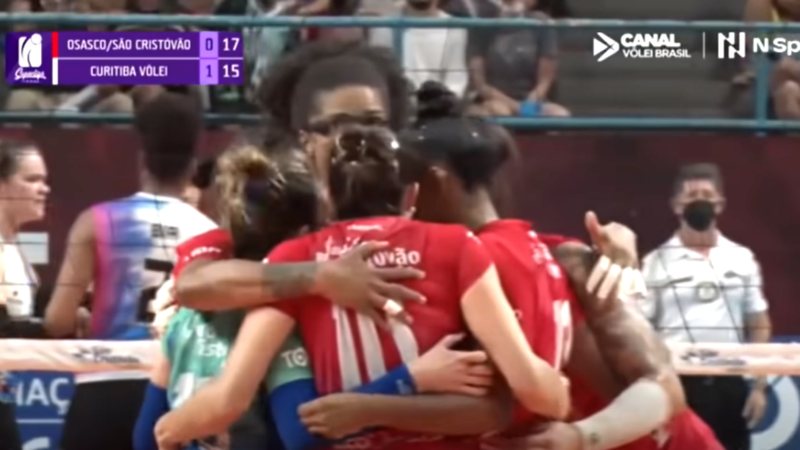 Jogadoras do Osasco comemorando diante do Curitiba na Superliga Feminina - Transmissão/Youtube/Canal Vôlei Brasil/N Sports