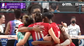 Jogadoras do Osasco comemorando diante do Curitiba na Superliga Feminina - Transmissão/Youtube/Canal Vôlei Brasil/N Sports