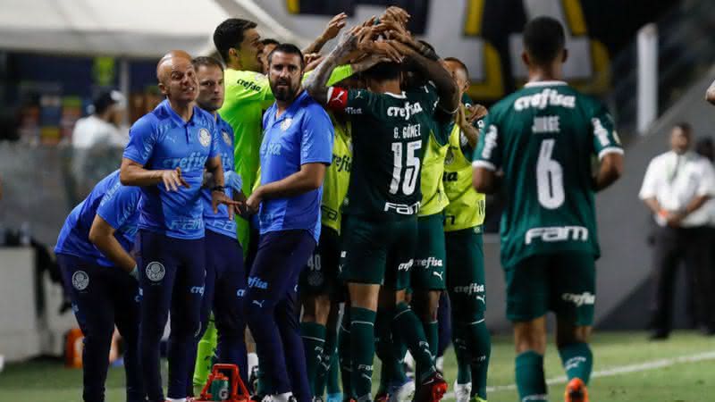 Jogadores do Palmeiras reunidos com a comissão técnica depois do gol pelo Brasileirão - GettyImages