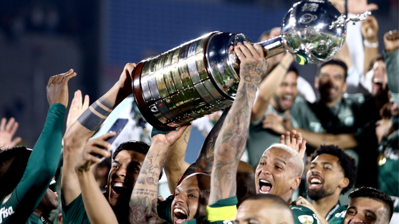 Jogadores do Palmeiras comemorando com o troféu da Libertadores - GettyImages