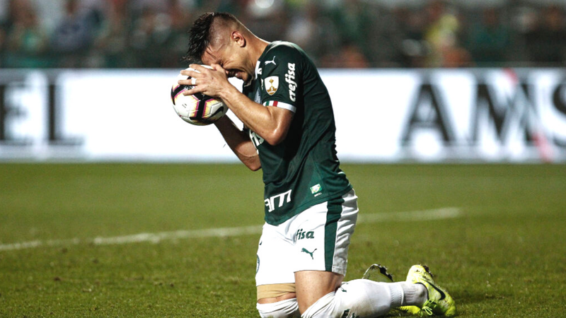 Willian Bigode, jogador do Palmeiras ajoelhado em campo colocando a bola contra o rosto - GettyImages