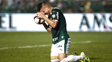Willian Bigode, jogador do Palmeiras ajoelhado em campo colocando a bola contra o rosto - GettyImages