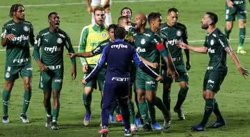 Jogadores do Palmeiras comemorando em campo junto do treinador Abel Ferreira - GettyImages