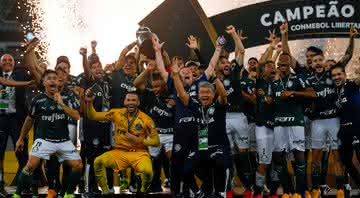 Elenco do Palmeiras comemorando o título da Libertadores - GettyImages