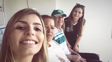 Paola ao lado do avô e família (Crédito: Arquivo pessoal)