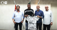 Paulinho segurando a camisa do Corinthians junto dos dirigentes do clube - Transmissão Youtube/Corinthians TV