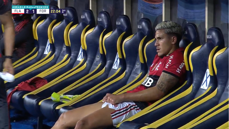 Pedro chateado no banco de reservas da partida entre Flamengo e Fortaleza após substituição de Rogério Ceni - Transmissão Premiere