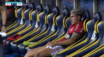 Pedro chateado no banco de reservas da partida entre Flamengo e Fortaleza após substituição de Rogério Ceni - Transmissão Premiere
