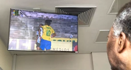 Pelé assistindo Marta em campo pela Seleção Brasileira feminina - Reprodução/Instagram