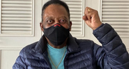 Pelé com os punhos cerrados e máscara de proteção - Reprodução/Instagram