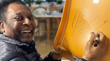 Pelé foi um dos craques que assinou as cadeiras do Pacaembu - Divulgação
