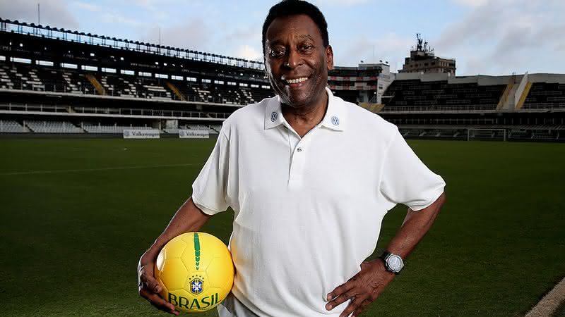 Santos doa camisa autografada por Pelé para leilão beneficente da FPF! - GettyImages
