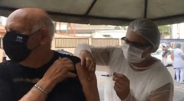 Ídolo do Santos, Pepe recebe primeira dose da vacina contra Covid-19 - Reprodução/ Instagram
