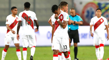 Jogadores do Peru depois da derrota para a Colômbia, nas Eliminatórias, que pode deixá-los fora da Copa do Mundo - GettyImages
