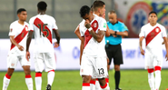 Jogadores do Peru depois da derrota para a Colômbia, nas Eliminatórias, que pode deixá-los fora da Copa do Mundo - GettyImages