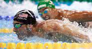 Phelps é observado pelo rival Chad Le Clos, de quem o americano retomou o ouro dos 200m borboleta - Adam Pretty/Getty Images