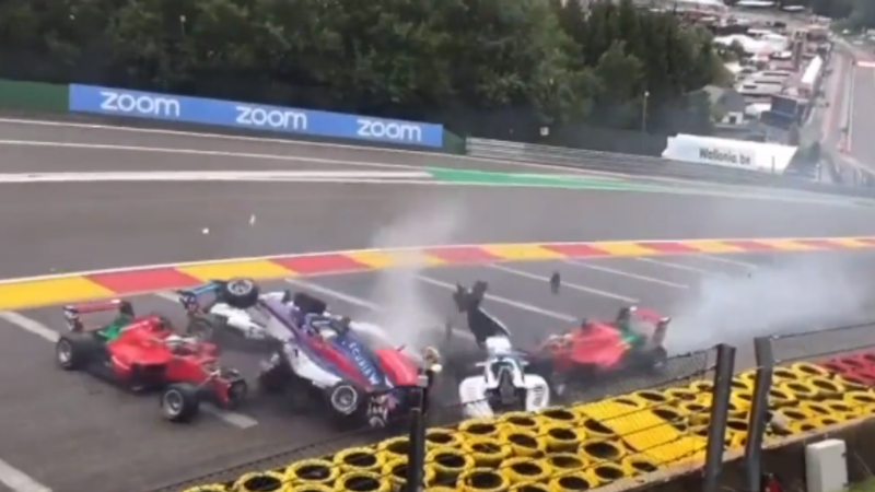 Carros se envolvendo em acidente na W Series na Bélgica - Reprodução/Twitter
