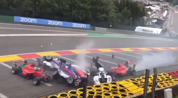 Carros se envolvendo em acidente na W Series na Bélgica - Reprodução/Twitter