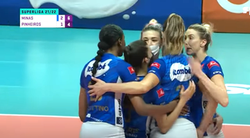 Jogadoras do Minas comemorando na Superliga Feminina depois de vencer o Pinheiros - Transmissão SporTV